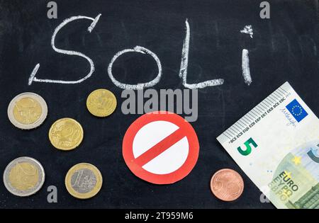 Tafel mit dem Wort Soli, Euro und Verbotszeichen, Abschaffung des Solidaritätszuschlags in Deutschland Stockfoto