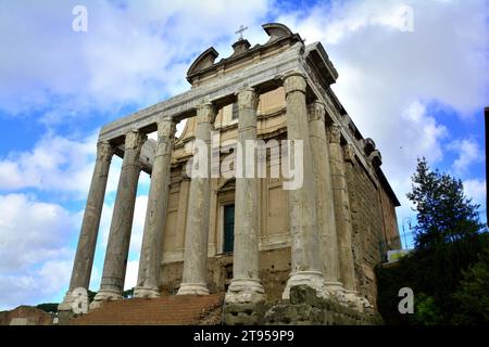 Der Tempel von Antoninus Pius und Faustina in Rom Italien. Stockfoto