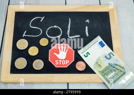 Tafel mit dem Wort Soli, Euro und Stoppschild, Abschaffung des Solidaritätszuschlags in Deutschland Stockfoto