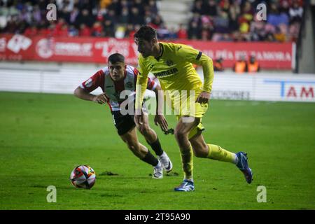 Zamora, Spanien, 22. November 2023: Spieler von Villarreal CF, Alfonso Pedraza (24), mit dem Ball während der zweiten Runde des SM El Rey Cup 2023-24 zwischen Zamora CF und Villarreal CF am 22. November 2023 im Ruta de la Plata Stadion in Zamora, Spanien. Quelle: Alberto Brevers / Alamy Live News Stockfoto