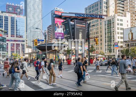 Toronto, Kanada, 2. Oktober 2023: Lebhafte Kreuzung von Yonge und Dundas Street mit Fußgängern in alle Richtungen und Yonge-Dundas Stockfoto