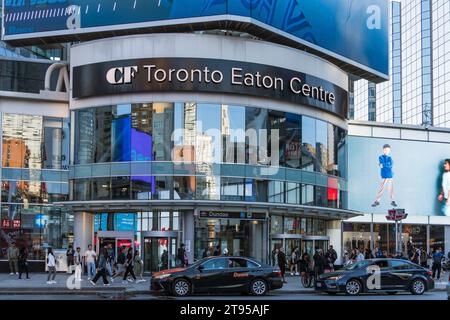 Toronto, Kanada, 2. Oktober 2023: Eingang zum Toronto Eaton Center vom Yonge-Dundas Square Stockfoto