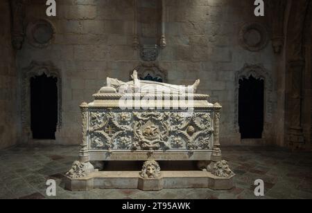 Grab von Vasco da Gama, Kloster Jerónimos, Kirche Santa Maria de Belem, Lissabon Portugal. Neo-Manueliner Grabmal des Entdeckers Vasco da Gama im Unterchor der Klosterkirche in Lissabon. Stockfoto