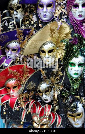 Venezianische Masken in Venedig ausgestellt. Stockfoto