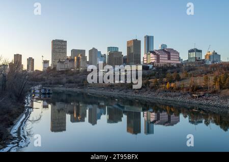 Edmonton, Kanada, 10. November 2023: Blick auf die Innenstadt in der späten Herbstsaison bei schwachem Sonnenlicht Stockfoto