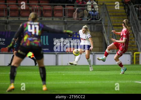 London, Großbritannien. November 2023. London, England, 22. November 2023: Gracie Pearse (26 Tottenham Hotspur) kreuzt den Ball während des FA Women's League Cup-Spiels zwischen Tottenham Hotspur und Bristol City an der Brisbane Road in London (Alexander Canillas/SPP). /Alamy Live News Stockfoto
