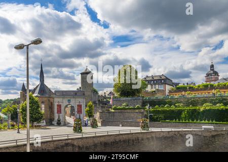 WEILBURG, DEUTSCHLAND - 28.06.2023: Stadttor, Terrassen des Schlossparks Weilburg vom König-Konrad-Platz in Lahntal, Hessen Stockfoto