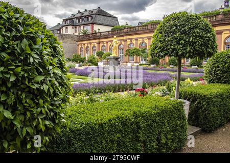 WEILBURG, DEUTSCHLAND - 28.06.2023 - öffentlicher Park vom Schloss in Weilburg hessen deutschland Stockfoto