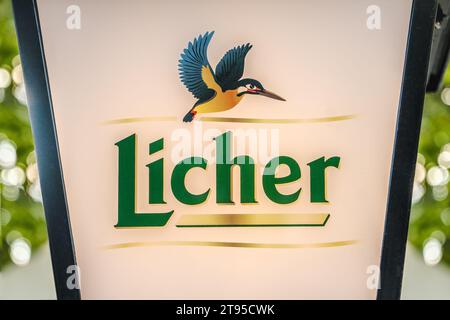 WETTENBERG, HESSEN, DEUTSCHLAND - 07 - 28 - 2023: LICHER BEER Logo auf der Außenbeleuchtung in Krofdorf-Gleiberg auf einer Car Show Golden Oldie. Stockfoto