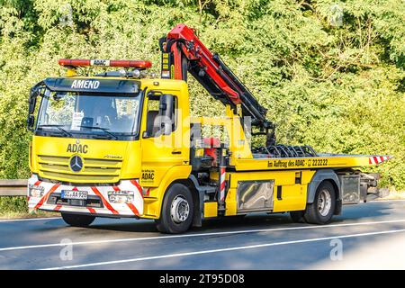 WETTENBERG, HESSEN, DEUTSCHLAND - 07 - 28 - 2023: MERCEDES BENZ ADAC-Abschleppwagen auf einer Straße in Krofdorf-Gleiberg. Stockfoto