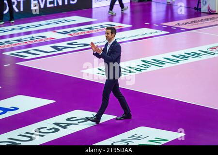 Treviso, Treviso, Italien. November 2023. Daniele Santarelli, Cheftrainer von Prosecco Doc Imoco Conegliano, feierte den Sieg des LVF Serie A1 2023/24 Volleyballspiels zwischen Prosecco Doc Imoco Conegliano und Roma Volley Club im Palaverde Stadion in Treviso, Italien. (Kreditbild: © Alberto Gardin/ZUMA Press Wire) NUR REDAKTIONELLE VERWENDUNG! Nicht für kommerzielle ZWECKE! Stockfoto