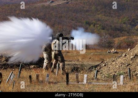 Novembero Selo, Bulgarien. November 2023. Ein Infanterie-Mann, der dem 1. Bataillon, 6. Infanterieregiment, 2. Panzerbrigade Combat Team, 1. Panzerdivision, zugewiesen ist, feuert eine AT4 auf ein feindliches Ziel während einer kombinierten Feuerübung im Novembero Selo Trainingsgebiet, Bulgarien, am 16. November 2023. Die AT4 soll Infanterieeinheiten die Möglichkeit geben, gepanzerte Kampffahrzeuge und Befestigungen zu zerstören oder zu deaktivieren. (Kreditbild: © Trevares Johnson/USA Army/ZUMA Press Wire) NUR REDAKTIONELLE VERWENDUNG! Nicht für kommerzielle ZWECKE! Stockfoto