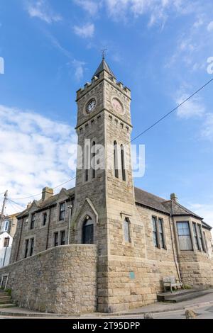 Porthleven Rathaus und Uhrenturm, ehemals Bickford smith Institute, Cornwall, England, UK, 2023 Stockfoto