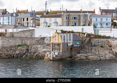 Alte Rettungsbootstation in Porthleven Cornwall, heute für Ausstellungen genutzt, England, Großbritannien, 2023 Stockfoto