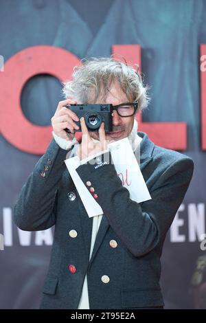 20. November 2023, Madrid, Spanien: JAMES RHODES macht ein Foto vom roten Teppich, als er am 20. November 2023 zur Premiere des neuen Films „Napoleon“ im Prado Museum in Madrid ankommt. (Kreditbild: © Jack Abuin/ZUMA Press Wire) NUR REDAKTIONELLE VERWENDUNG! Nicht für kommerzielle ZWECKE! Stockfoto