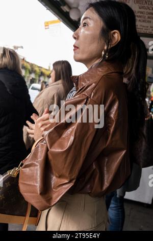 Seattle, USA. September 2023. Eine Frau, die eine Louis Vuitton Tasche in der Pike Place Market hält. Stockfoto