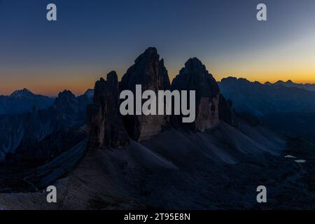 Dolomiti Alpen wunderschöne Berglandschaft im Sommer. Felsenturm Klippen der Dolomiten in den italienischen Alpen, drei Zinnen drei Gipfel Stockfoto