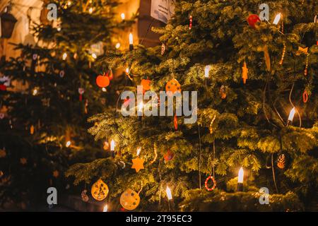 Spielzeug auf einem Weihnachtsbaum. Weihnachtsbaum auf der Straße der Altstadt. Stockfoto