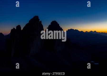 Dolomiti Alpen wunderschöne Berglandschaft im Sommer. Felsenturm Klippen der Dolomiten in den italienischen Alpen, drei Zinnen drei Gipfel Stockfoto