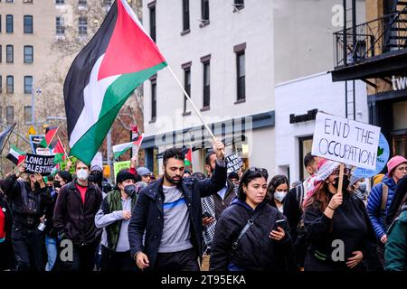 New York City, NY, USA. November 2023. Hunderte pro-palästinensische Demonstranten versammeln sich in Mid-Manhattan, um einen Waffenstillstand im Hamas-Israel-Krieg am 22. November 2023 in New York City zu fordern. Quelle: Katie Godowski/Media Punch/Alamy Live News Stockfoto