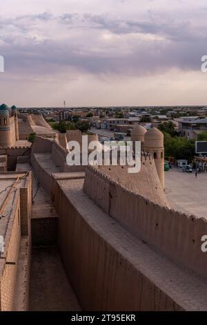 Westtor, Vatertor, ichon qala, Chiwa, Usbekistan. Sonnenuntergangsfoto von der Stadtmauer Stockfoto