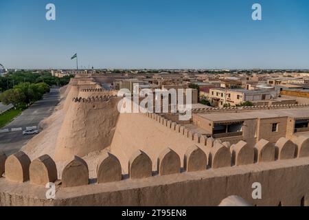 Stadtmauer von Itchan Kala. Itchan oder Ichan Kala ist eine alte ummauerte Innenstadt der Stadt Chiwa in Usbekistan. Stockfoto