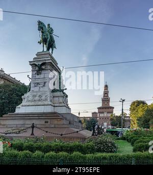 Die Burg Sforza von der piazza Cairoli, dominiert von der Skulptur Giuseppe Garibaldi Stockfoto