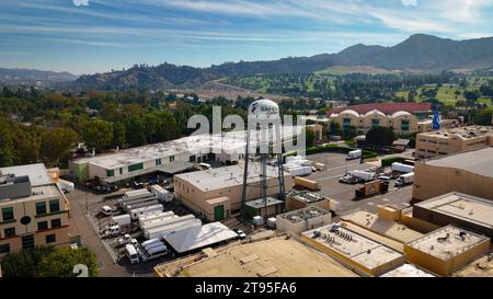 Flug über die Walt Disney Studios in Burbank - Los Angeles Drone Filmmaterial - LOS ANGELES, USA - 5. NOVEMBER 2023 Stockfoto