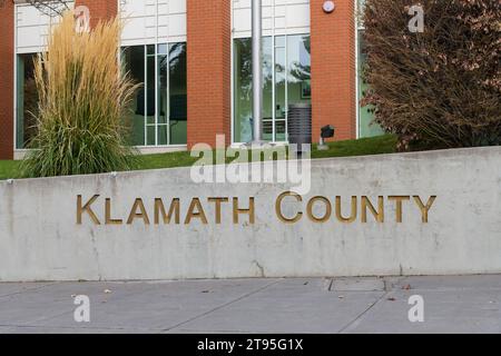 Klamath Falls, OR, USA – 15. Oktober 2023; Goldbrief auf Betonwand für Klamath County im Süden Oregons eintragen Stockfoto