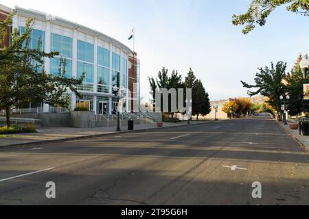 Klamath Falls, OR, USA - 15. Oktober 2023; Main Street Klamath Falls Stadtbild am County Courthouse im Herbst Stockfoto