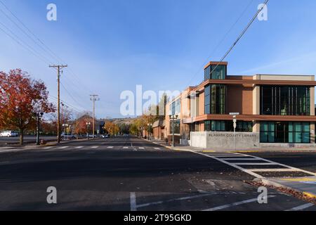 Klamath Falls, OR, USA - 15. Oktober 2023; Straßenansicht des Klamath County Bibliotheksgebäudes mit Schild in Klamath Falls Stockfoto