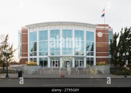 Klamath Falls, OR, USA - 15. Oktober 2023; Fassade und Eingang zum Klamath County Courthouse im Süden Oregons Stockfoto