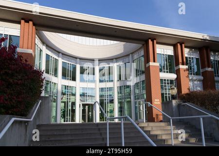 Klamath Falls, OR, USA - 15. Oktober 2023; Eingangstür zum Klamath County Government Center Stockfoto