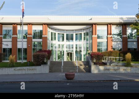 Klamath Falls, OR, USA - 15. Oktober 2023; Fassade und Eingangstür zum Klamath County Government Center Stockfoto