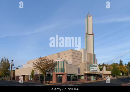 Klamath Falls, OR, USA - 15. Oktober 2023; Ross Ragland Theater and Cultural Center ein renovierter Veranstaltungsort im Morgenlicht Stockfoto