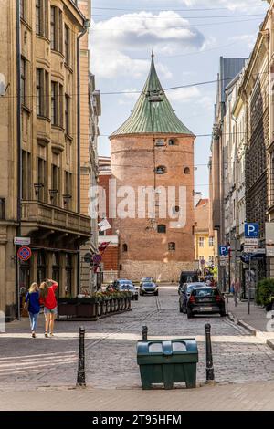 Riga, Lettland - 7. Juli 2023: Blick auf den alten Pulverturm von der Straße Valnu iela. Stockfoto