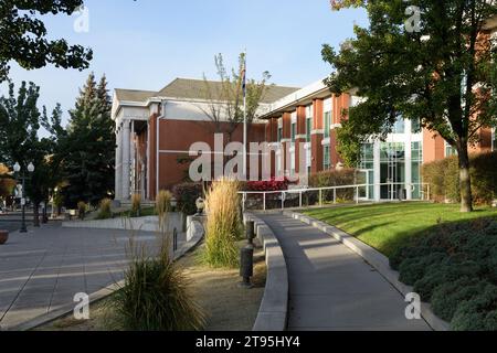Klamath Falls, OR, USA – 15. Oktober 2023; Pfad zum Klamath County Government Center Stockfoto