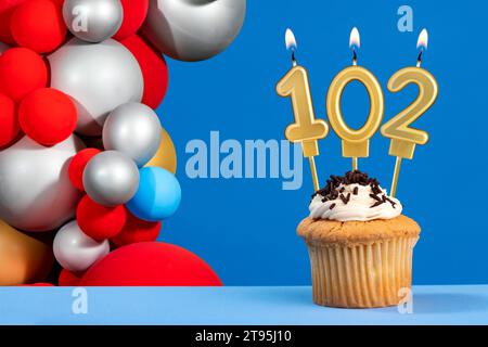 Geburtstagskarte mit Ballons - Kerzennummer 102 Stockfoto