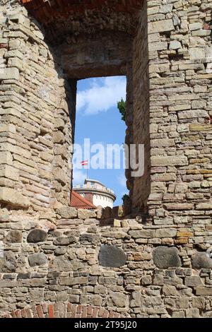 Lettische Flagge durch ein Fenster auf der Burg Cesis in Lettland sichtbar Stockfoto