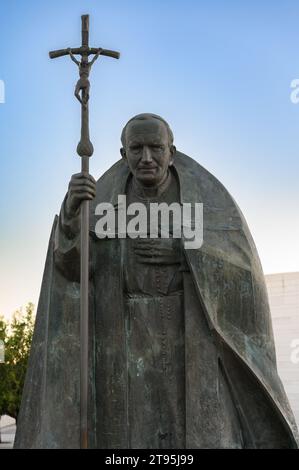 Statue des heiligen Johannes Paul II Heiligtum unserer Lieben Frau vom Rosenkranz von Fátima in Fátima, Portugal. Stockfoto