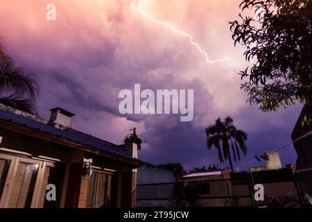 Blitz in einem Himmel mit Wolken Stockfoto