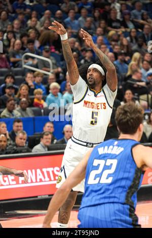 Orlando, Florida, USA, 22. November 2023, Denver Nuggets Wächter Kentavious Caldwell-Pope #5 schießt eine drei im Amway Center. (Foto: Marty Jean-Louis/Alamy Live News Stockfoto