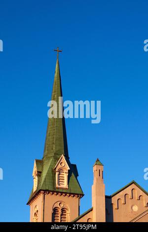 Grüner Kirchturm Gegen Den Tiefblauen Himmel Stockfoto