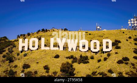 Nahaufnahme des Hollywood-Schilds in Los Angeles - Los Angeles Drohne Filmmaterial - LOS ANGELES, USA - 5. NOVEMBER 2023 Stockfoto