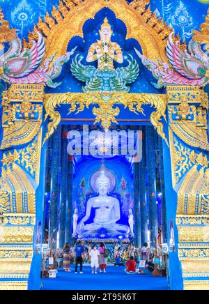 Chiang Rai, NorthThailand - 26. März 2023: Der kunstvoll verzierte goldene Türrahmen des Blauen Tempels führt in das Innere, dekoriert mit komplizierten Designs, blau h Stockfoto