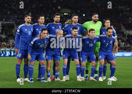 Rom, Italien. November 2023. Die elf Italiener stehen vor dem Auftakt für ein Teamfoto in der hinteren Reihe ( L bis R ); Domenico Berardi, Matteo Darmian, Francesco Acerbi, Federico Gatti, Gianluigi Donnarumma und Federico Chiesa in der ersten Reihe ( L bis R); Giacomo Raspadori, Federico Dimarco, Jorginho, Nicolo Barella und Giacomo Bonaventura im Qualifikationsspiel zur UEFA-Europameisterschaft im Stadio Olimpico, Rom. Der Bildnachweis sollte lauten: Jonathan Moscrop/Sportimage Credit: Sportimage Ltd/Alamy Live News Stockfoto