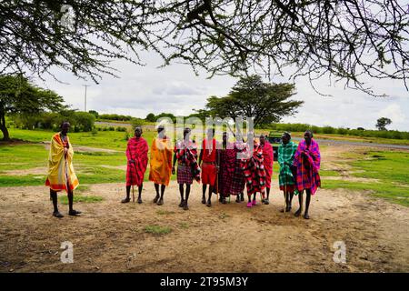 Maasai Mara, Kenia, 25. Dezember 2020 - Eine Gruppe junger Maasai-Krieger spielt ein traditionelles Lied und zeigt ihre Leichtathletik durch Stehen Sprünge Stockfoto