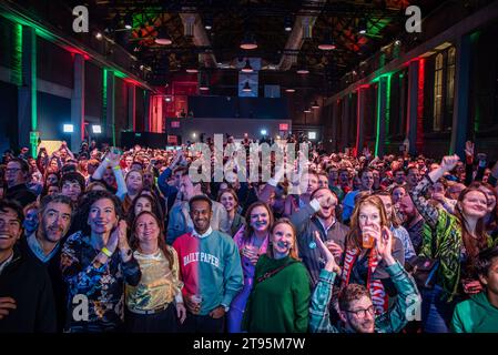 Amsterdam, Süd-Holland, Niederlande. November 2023. Die Wähler jubeln, als die Ergebnisse der niederländischen Wahlen freigelassen werden. Am 22. November 2023 fanden die Parlamentswahlen in den Niederlanden statt. In Amsterdam schlossen sich GroenLink- und Partij van de Arbeid-Mitglieder und Wähler an, um die Ergebnisse zu sehen, als sie veröffentlicht wurden. (Kreditbild: © James Petermeier/ZUMA Press Wire) NUR REDAKTIONELLE VERWENDUNG! Nicht für kommerzielle ZWECKE! Stockfoto