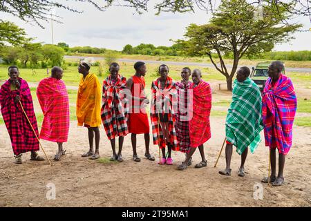 Maasai Mara, Kenia, 25. Dezember 2020 - Eine Gruppe junger Maasai-Krieger spielt ein traditionelles Lied und zeigt ihre Leichtathletik durch Stehen Sprünge Stockfoto