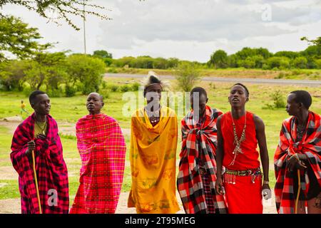 Maasai Mara, Kenia, 25. Dezember 2020 - Eine Gruppe junger Maasai-Krieger spielt ein traditionelles Lied und zeigt ihre Leichtathletik durch Stehen Sprünge Stockfoto